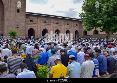 15 juin 2018 - Srinagar, Jammu & Kashmir, Inde - Cachemire Les musulmans prient à l'extérieur de la Grande Mosquée Jamia Masjid ou le dernier vendredi du mois saint du Ramadan.Le Ramadan est une période de prière intense, l'aube au coucher du jeûne et de fêtes nocturnes. Credit : Abbas Idrees SOPA/Images/ZUMA/Alamy Fil Live News Banque D'Images