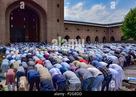 15 juin 2018 - Srinagar, Jammu & Kashmir, Inde - Cachemire Les musulmans prient à l'extérieur de la Grande Mosquée Jamia Masjid ou le dernier vendredi du mois saint du Ramadan.Le Ramadan est une période de prière intense, l'aube au coucher du jeûne et de fêtes nocturnes. Credit : Abbas Idrees SOPA/Images/ZUMA/Alamy Fil Live News Banque D'Images