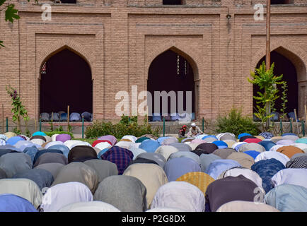 15 juin 2018 - Srinagar, Jammu & Kashmir, Inde - Cachemire Les musulmans prient à l'extérieur de la Grande Mosquée Jamia Masjid ou le dernier vendredi du mois saint du Ramadan.Le Ramadan est une période de prière intense, l'aube au coucher du jeûne et de fêtes nocturnes. Credit : Abbas Idrees SOPA/Images/ZUMA/Alamy Fil Live News Banque D'Images