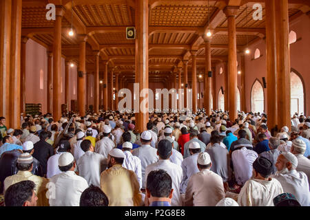 15 juin 2018 - Srinagar, Jammu & Kashmir, Inde - Cachemire Les musulmans prient à l'intérieur de la Grande Mosquée Jamia Masjid ou le dernier vendredi du mois saint du Ramadan.Le Ramadan est une période de prière intense, l'aube au coucher du jeûne et de fêtes nocturnes. Credit : Abbas Idrees SOPA/Images/ZUMA/Alamy Fil Live News Banque D'Images