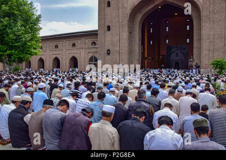 15 juin 2018 - Srinagar, Jammu & Kashmir, Inde - Cachemire Les musulmans prient à l'extérieur de la Grande Mosquée Jamia Masjid ou le dernier vendredi du mois saint du Ramadan.Le Ramadan est une période de prière intense, l'aube au coucher du jeûne et de fêtes nocturnes. Credit : Abbas Idrees SOPA/Images/ZUMA/Alamy Fil Live News Banque D'Images