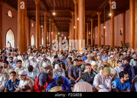 15 juin 2018 - Srinagar, Jammu & Kashmir, Inde - Cachemire Les musulmans prient à l'intérieur de la Grande Mosquée Jamia Masjid ou le dernier vendredi du mois saint du Ramadan.Le Ramadan est une période de prière intense, l'aube au coucher du jeûne et de fêtes nocturnes. Credit : Abbas Idrees SOPA/Images/ZUMA/Alamy Fil Live News Banque D'Images