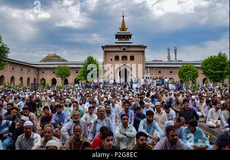 15 juin 2018 - Srinagar, Jammu & Kashmir, Inde - Cachemire Les musulmans prient à l'extérieur de la Grande Mosquée Jamia Masjid ou le dernier vendredi du mois saint du Ramadan.Le Ramadan est une période de prière intense, l'aube au coucher du jeûne et de fêtes nocturnes. Credit : Abbas Idrees SOPA/Images/ZUMA/Alamy Fil Live News Banque D'Images