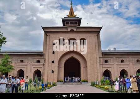 15 juin 2018 - Srinagar, Jammu & Kashmir, Inde - Cachemire Les musulmans prient à l'extérieur de la Grande Mosquée Jamia Masjid ou le dernier vendredi du mois saint du Ramadan.Le Ramadan est une période de prière intense, l'aube au coucher du jeûne et de fêtes nocturnes. Credit : Abbas Idrees SOPA/Images/ZUMA/Alamy Fil Live News Banque D'Images
