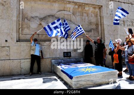 Athènes, Grèce. 15 Juin, 2018. Les manifestants agitaient des drapeaux à l'avant d'une tombe d'un soldat inconnu.patriotes grecs rassemblement à la place Syntagma contre l'accord entre le gouvernement grec et le gouvernement de l'ARYM. Credit : Helen Paroglou SOPA/Images/ZUMA/Alamy Fil Live News Banque D'Images