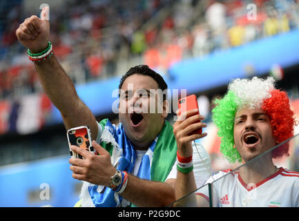 Sochi, Russie. Jun 15, 2018. La Russie, Saint-Pétersbourg, le 15 juin 2018. Coupe du Monde de la FIFA 2018 en Russie. Le match de la phase de groupes de la Coupe du Monde de la FIFA - 2018 entre les équipes nationales du Maroc et l'Iran. Dans l'image : fans de l'équipe nationale d'Iran. (Photo : Andreï Pronin/Fotoarena) Banque D'Images