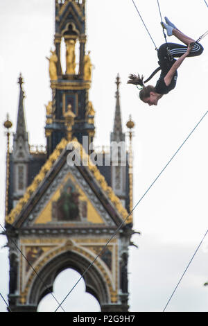 Londres, Royaume-Uni. Jun 15, 2018. Un trapèze, organisé par l'école de cirque de gorilles, au pied du monument commémoratif d'Abert. Crédit : Guy Bell/Alamy Live News Banque D'Images