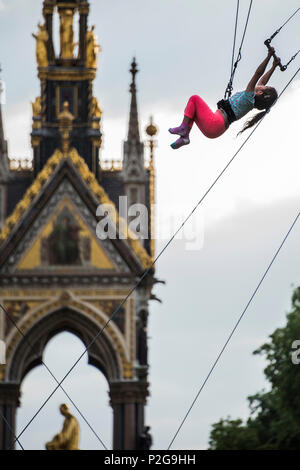 Londres, Royaume-Uni. Jun 15, 2018. Un trapèze, organisé par l'école de cirque de gorilles, au pied du monument commémoratif d'Abert. Crédit : Guy Bell/Alamy Live News Banque D'Images