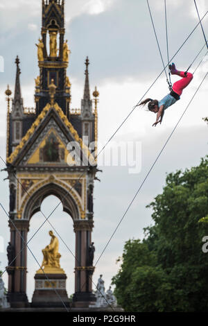 Londres, Royaume-Uni. Jun 15, 2018. Un trapèze, organisé par l'école de cirque de gorilles, au pied du monument commémoratif d'Abert. Crédit : Guy Bell/Alamy Live News Banque D'Images