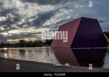 Londres, Royaume-Uni. Jun 15, 2018. Le mastaba de Christo et Jeann-Claude (feu sa sife) en construction - un projet pour la galerie Serpentine dans Hyde Park. C'est la première sculpture de l'artiste créé pour le Royaume-Uni. Maintenant terminée, elle a été remorqué en position sur le lac où elle sera présentée du 18 juin-23 septembre 2018. Crédit : Guy Bell/Alamy Live News Banque D'Images