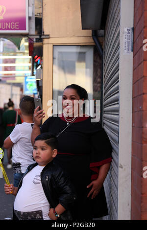 Rusholme, Manchester, Royaume-Uni. Jun 15, 2018. Une mère et son fils au cours de l'eid célébrations ont lieu dans la région de Rusholme, 15 juin 2018 (C)Barbara Cook/Alamy Live News Banque D'Images