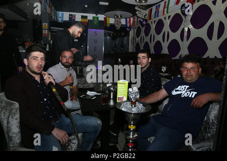 Rusholme, Manchester, Royaume-Uni. 15 Jun, 2018. les hommes à Shisha bar au cours de l'eid célébrations ont lieu dans la région de Rusholme, 15 juin 2018 (C)Barbara Cook/Alamy Live News Banque D'Images