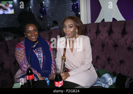 Rusholme, Manchester, Royaume-Uni. Jun 15, 2018. Les femmes de fumer le narguilé comme eid célébrations ont lieu dans la région de Rusholme, 15 juin 2018 (C)Barbara Cook/Alamy Live News Banque D'Images