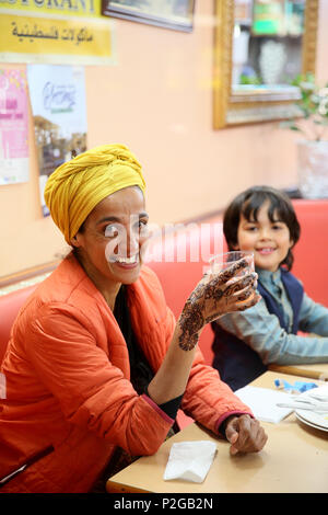 Rusholme, Manchester, Royaume-Uni. Jun 15, 2018. Une femme avec une décoration au henné à la main dans les célébrations de l'Eid Rusholme, 15 juin 2018 (C)Barbara Cook/Alamy Live News Banque D'Images