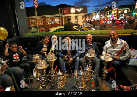 Rusholme, Manchester, Royaume-Uni. Jun 15, 2018. Une shisha bar pendant les célébrations de l'eid à Rusholme, 15 juin 2018 (C)Barbara Cook/Alamy Live News Banque D'Images