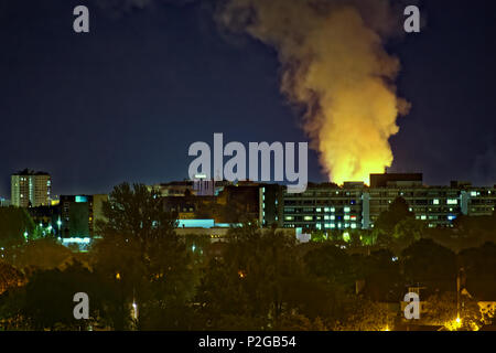 Glasgow, Scotland, UK 15 Juin, 2018. Glasgow School of art est en feu à nouveau sur le 150e anniversaire de la naissance d'architectes d'énormes flammes peut être vu à 11 kilomètres et un énorme panache de fumée sur la ville doit voir la fin pour cette fois. Credit : Gérard ferry/Alamy Live News Banque D'Images