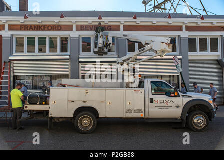 Philadelphie, Pennsylvanie, USA. Jun 15, 2018. Installer de nouveaux travailleurs de l'affichage pour l'avant de Frankford Boissons grossiste sur la rue Paul dans le cadre d'un programme parrainé par l'embellissement des passants l'Frankford CDC. Le 15 juin 2018. Crédit : Chris Baker Evens. Crédit : Christopher Fondation Evens/Alamy Live News Banque D'Images