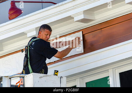 Philadelphie, Pennsylvanie, USA. Jun 15, 2018. Installer de nouveaux travailleurs de l'affichage pour l'avant de Frankford Boissons grossiste sur la rue Paul dans le cadre d'un programme parrainé par l'embellissement des passants l'Frankford CDC. Le 15 juin 2018. Crédit : Chris Baker Evens. Crédit : Christopher Fondation Evens/Alamy Live News Banque D'Images