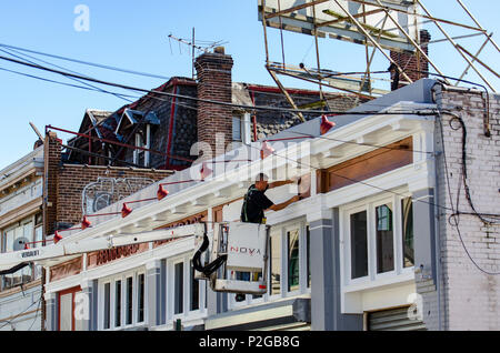 Philadelphie, Pennsylvanie, USA. Jun 15, 2018. Installer de nouveaux travailleurs de l'affichage pour l'avant de Frankford Boissons grossiste sur la rue Paul dans le cadre d'un programme parrainé par l'embellissement des passants l'Frankford CDC. Le 15 juin 2018. Crédit : Chris Baker Evens. Crédit : Christopher Fondation Evens/Alamy Live News Banque D'Images