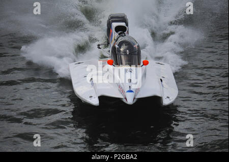 Londres, Royaume-Uni. Jun 15, 2018. Duarte Benavente (POR, F1 Racing) de l'Atlantique dans un bateau de Formule 1 séance d'essais libres au cours de l'UIM F1H2O World Championship, Royal Victoria Dock. L'UIM F1H2O Championnat du Monde est une série de courses de bateau, avec cockpit clos, les catamarans qui course autour d'une pêche côtière de circuit autour de 2km à des vitesses allant jusqu'à 136 mph/220km/h. Crédit : Michael Preston/Alamy Live News Banque D'Images