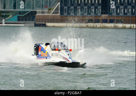 Londres, Royaume-Uni. Jun 15, 2018. Duarte Benavente (POR, F1 Racing) de l'Atlantique dans un bateau de Formule 1 séance d'essais libres au cours de l'UIM F1H2O World Championship, Royal Victoria Dock. L'UIM F1H2O Championnat du Monde est une série de courses de bateau, avec cockpit clos, les catamarans qui course autour d'une pêche côtière de circuit autour de 2km à des vitesses allant jusqu'à 136 mph/220km/h. Crédit : Michael Preston/Alamy Live News Banque D'Images