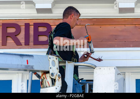 Philadelphie, Pennsylvanie, USA. Jun 15, 2018. Installer de nouveaux travailleurs de l'affichage pour l'avant de Frankford Boissons grossiste sur la rue Paul dans le cadre d'un programme parrainé par l'embellissement des passants l'Frankford CDC. Le 15 juin 2018. Crédit : Chris Baker Evens. Crédit : Christopher Fondation Evens/Alamy Live News Banque D'Images