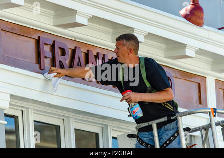 Philadelphie, Pennsylvanie, USA. Jun 15, 2018. Installer de nouveaux travailleurs de l'affichage pour l'avant de Frankford Boissons grossiste sur la rue Paul dans le cadre d'un programme parrainé par l'embellissement des passants l'Frankford CDC. Le 15 juin 2018. Crédit : Chris Baker Evens. Crédit : Christopher Fondation Evens/Alamy Live News Banque D'Images