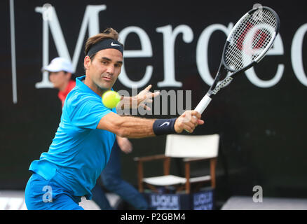 Stuttgart. 15 Juin, 2018. La Suisse de Roger Federer renvoie une tourné pendant la finale du tournoi de tennis ATP Coupe Mercedes contre Guido Pella de l'Argentine à Stuttgart, Allemagne, le 15 juin 2018. Roger Federer a gagné 2-0. Crédit : Philippe Ruiz/Xinhua/Alamy Live News Banque D'Images