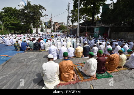 Kolkata, Inde. 16 Juin, 2018. Les musulmans indiens offrir des prières au cours de l'Eid al-Fitr festival à Currie road Eidgah à Howrah, Inde : le samedi, 16 juin, 2018. © Biswarup Ganguly/Alamy Live News Banque D'Images