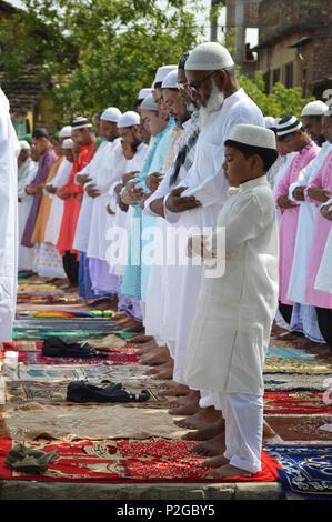 Kolkata, Inde. 16 Juin, 2018. Les musulmans indiens offrir des prières au cours de l'Eid al-Fitr festival à Currie road Eidgah à Howrah, Inde : le samedi, 16 juin, 2018. © Biswarup Ganguly/Alamy Live News Banque D'Images