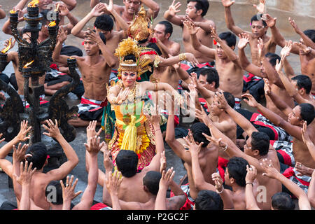 Kecak Fire Dance, Pura Uluwatu, Temple d'Uluwatu, Bali, Indonésie Banque D'Images