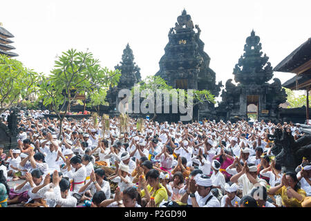 Les balinais, priant Odalan, Pura, Goa Lawah, Padangbai Bali, Indonésie Banque D'Images