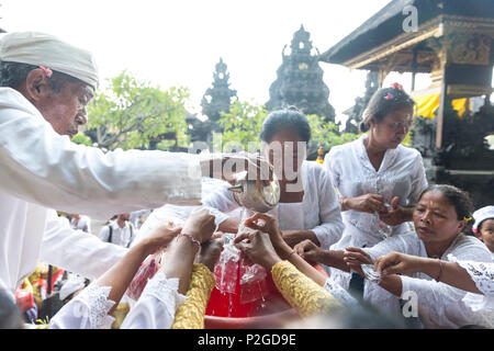 Les balinais, priant Odalan, Pura, Goa Lawah, Padangbai Bali, Indonésie Banque D'Images