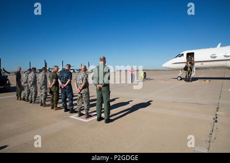 Aux États-Unis et dans l'espagnol hauts dirigeants dire adieu au Corps des Marines des États-Unis Le général Thomas D. Waldhauser, commandant du Commandement de l'Afrique, à l'issue de sa visite à la base aérienne de Morón, Espagne, le 15 septembre 2016. Au cours de sa visite, Waldhauser ont visité la base et a parlé avec les Marines et les marins de l'importance de la Marine à des fins spéciales Groupe Force-Crisis Response-Africa air-sol a pour mission sur le continent de l'Afrique. (U.S. Marine Corps photo par le s.. Tia Nagle) Banque D'Images