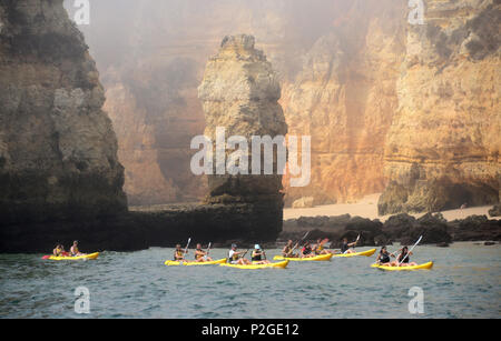 Les canoéistes près de Ponta Piedade près de Lagos, Algarve, Portugal Banque D'Images