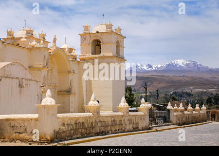 Église de l'Immaculée Conception avec les montagnes derrière à Yanque, Canyon de Colca, Pérou. Il a été construit au xviie siècle dans le style baroque. Banque D'Images