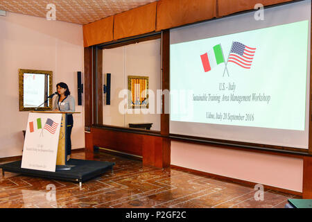 Dott.ssa Mariagrazia Santoro, à partir de la région de Frioul-Vénétie Julienne, s'adresse aux membres de l'United States Army, l'armée italienne, les autorités italiennes et italiens des civils de 12e sur commande de l'infrastructure de formation Programmes de gestion durable de la zone, à Udine, Italie, 20 septembre 2016. (U.S. Photo de l'armée par Visual Spécialiste de l'information Paolo Bovo/libérés) Banque D'Images