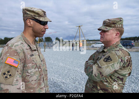 Le lieutenant-colonel Johnny A. Evans Jr., commandant du 3e Bataillon, 69e régiment de blindés, parle au major général Duane Gamble, commandant de la 21e Commandement de soutien du théâtre, sur l'ensemble de l'activité européenne (SAE) retourner au camp Adazi, la Lettonie, le 20 septembre 2016. L'EAS permet aux forces de rotation des États-Unis dans la région de se déplacer plus rapidement et plus facilement de participer à l'entraînement et les exercices sans avoir à apporter tous leur propre équipement avec eux. 3e Bn., 69e bras. Rgmt., était dans la région de l'Atlantique participent à résoudre, un effort dirigé par les États-Unis d'être menées en Europe de l'est pour démontrer l'engagement des États-Unis Banque D'Images