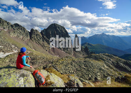 Femme regardant vers ridge avec Campanile di Cece et Cima d'Asta, Cima di Cece, Trans-Lagorai, gamme de Lagorai, Dolomites, UNESCO Banque D'Images