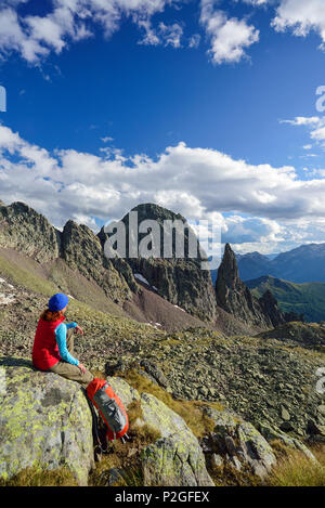 Femme regardant vers ridge avec Campanile di Cece, Cima di Cece, Trans-Lagorai, gamme de Lagorai, Dolomites, UNESCO World Heritage Banque D'Images