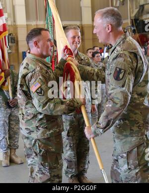 Le lieutenant-colonel Peter F. Gleason, un résident de la Californie, Tracy et 63e Bataillon de soutien de brigade commandant entrant, est passé le guidon de l'unité du colonel Joseph Riciardi Manœuvre, 303e brigade, commandant d'amélioration et a pris le commandement de la 63e Sous-direction du lieutenant-colonel Debra A. Cisney, qui a dirigé l'unité au cours des deux dernières années, à la George W. Dunaway Réserve de l'Armée Centre à Sloan, Nevada le 10 septembre. Banque D'Images