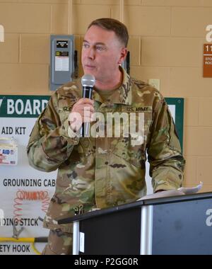 Le lieutenant-colonel Peter F. Gleason, un résident de la Californie, Tracy et 63e Bataillon de soutien de brigade commandant entrant, adresses des soldats de son nouveau commandement, au cours d'une cérémonie de passation de commandement à la George W. Dunaway Réserve de l'Armée Centre à Sloan, Nevada le 10 septembre. Il a commencé ses 31 ans de carrière de la réserve de l'armée comme un adjudant général soldat enrôlé en 1984 et en 1995, il a participé à l'École des aspirants à Fort Benning, Géorgie, et a été commandé en tant qu'agent de quartier-maître. Banque D'Images