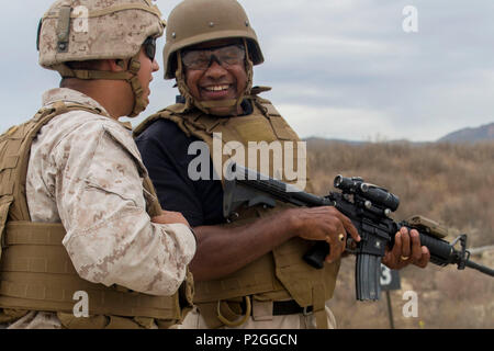 Marine à la retraite, le général Anthony Jackson, maintenant membre du conseil d'administration avec les Marines' Memorial Association, rire avec un officier de sécurité du champ de tir après un M4A1 Carbine à bord Marine Corps Base Camp Pendleton, en Californie, le 19 septembre 2016. Les membres de la MMA ont communiqué avec le service actif Marines de se reconnecter et de se familiariser avec la 1 Division de marines et Camp Pendleton. (U.S. Marine Corps photo par Lance Cpl. Bradley J. Morrow) Banque D'Images