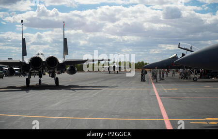 F-15E Strike Eagles affecté à la 494e Escadron de chasse de la Royal Air Force de Lakenheath, en Angleterre, en taxi pour le décollage à l'appui du Programme de leadership tactique 16-3 à la base aérienne de Los Llanos, Espagne Septembre 15. La formation prépare des forces alliées de l'OTAN et les leaders d'être en vol, commandants de mission d'entraîner la force de la coalition air strike packages, demandez aux forces alliées et non de vol personnel vol tactique dans les questions liées à l'exploitation, composite et fournir l'expertise tactique pour les agences de l'OTAN. (U.S. Air Force photo/ Le s.. Emerson Nuñez) Banque D'Images