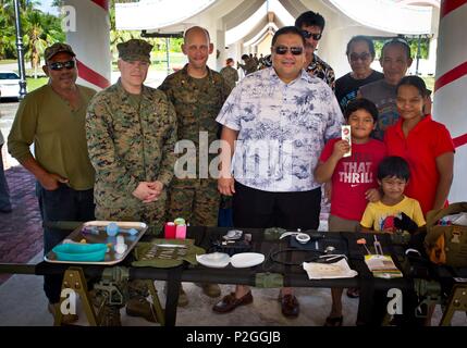 Tinian (sept. 16, 2016) - Le maire de Tinian Joey San Nicolas vues la communauté d'affichage médical Journée de l'amitié. Les Marines américains et les marins mis en place affiche de l'équipement et mis sur des démonstrations de MCMAP et le combat test fitness pour la communauté de Tinian à voir. (U.S. Marine Corps photo par le Cpl. Jacob/Snouffer libéré) Banque D'Images