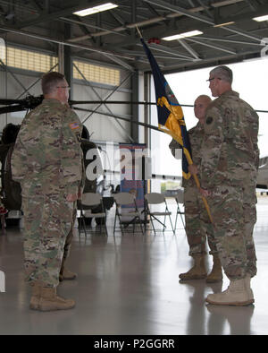 HOPE HULL, Ala. (sept. 17, 2016) -- Le Colonel Roger A. Presley, Jr. (droite), le nouveau commandant de la 122e Commande des troupes, Alabama Army National Guard, détient l'unité couleurs, symbolisant le pouvoir et la responsabilité de la 122e, il suppose qu'il se charge de l'unité au cours de la cérémonie de passation de commandement à l'aviation de l'Armée de soutien # 1, Fort R. W. Shepherd armoirie, ici, aujourd'hui. Le colonel Zachary E. Maner (extrême gauche), le commandant sortant de la 122ème commande, Sgt. Le major Wiley P. Russell (extrême droite), le sergent-major de commandement de la 122ème, et le Major-général Charles Lynn Gable (masqué bof Banque D'Images