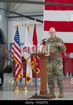 HOPE HULL, Ala. (sept. 17, 2016) -- Le Colonel Roger A. Presley, Jr., le nouveau commandant de la 122e Commande des troupes, la Garde nationale de l'Alabama, s'adresse aux membres de la 122e qui sont présents pour la cérémonie de passation de commandement à l'aviation de l'Armée de soutien # 1, Fort R. W. Shepherd armoirie, ici, aujourd'hui. Le colonel Zachary E. Maner est le commandant sortant de la 122ème, et sa prochaine affectation est le chef d'état-major de la 135ème commande soutien expéditionnaire, Alabama Army National Guard. Participation à l'événement avait plus de 150 militaires de l'intérieur de la 122ème, sélectionner les membres de l'Alabama Banque D'Images