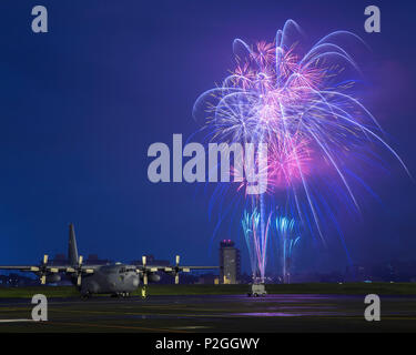 Un C-130H Hercules est assis sur la ligne de vol à la base aérienne de Yokota, au Japon, le 18 septembre 2016, alors que des feux d'artifice explosent pendant le festival de l'amitié américano-japonaise. Plus de 135 000 participants ont assisté à des expositions statiques d'avions, de la musique live et de la nourriture internationale. L’événement a mis l’accent sur les relations bilatérales entre les États-Unis et le Japon, mettant en valeur les capacités de l’aviation militaire, les opérations de transport aérien et l’état de préparation des 36e et 459e escadrons de transport aérien et de la 374e escadre de transport aérien, favorisant l’engagement du public et la sensibilisation communautaire. Banque D'Images