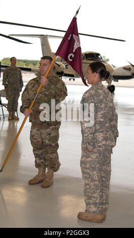 HOPE HULL, Ala. (sept. 17, 2016) -- Le Capitaine Ryan J. Langhammer, de Dothan, ALABAMA), tient le guidon portant les couleurs de l'unité de détachement 2, l'entreprise C (Air Ambulance), 1er Bataillon, 111e Régiment d'aviation, 122e Commande des troupes, Alabama Army National Guard pour la première fois en tant qu'il devient le premier commandant du détachement nouvellement activé lors d'une cérémonie pour activer l'unité à l'aviation de l'Armée de soutien # 1, Fort R. W. Shepherd armoirie, ici, le 17 septembre 2016. Le s.. Elaine Spruill (à droite), de Chickasaw, Ala., et une ambulance d'air sous-officier affecté à l'detachme Banque D'Images