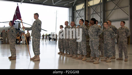 HOPE HULL, Ala. (sept. 17, 2016) -- environ 20 militaires affectés au détachement 2, l'entreprise C (Air Ambulance), 1er Bataillon, 111e Régiment d'aviation, 122e Commande des troupes de l'armée, la Garde nationale, les assembler comme une unité en formation pour la première fois au cours de la cérémonie d'activer leur nouveau détachement à l'aviation de l'Armée de soutien # 1, Fort R. W. Shepherd armoirie, ici, aujourd'hui. Le détachement est la première unité aérienne d'évacuation médicale pour servir dans la Garde nationale de l'Alabama en 16 ans. (U.S. Photo de la Garde nationale par le sergent. Christopher Shanley/libérés) Banque D'Images